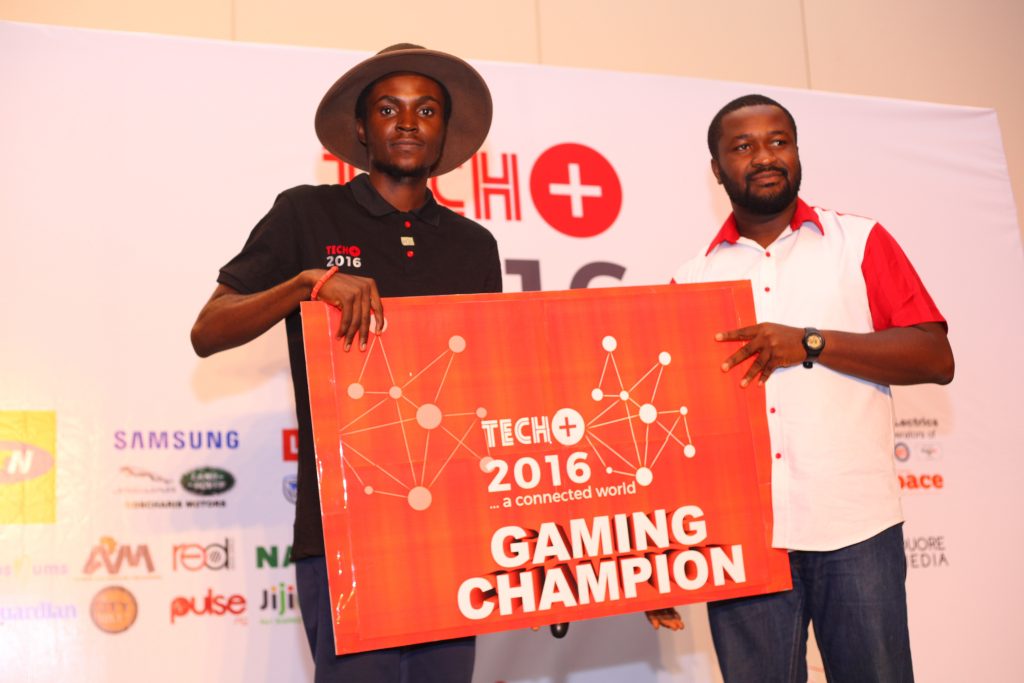 R-L: Techplus 2016 Programme Director, Gbonju Akingbade presenting the winning ticket to the overall Winner of Call of Duty Game, Obinna Akpen at the 2016 techplus gaming competition finale at Eko Hotel in Lagos - 789marketing